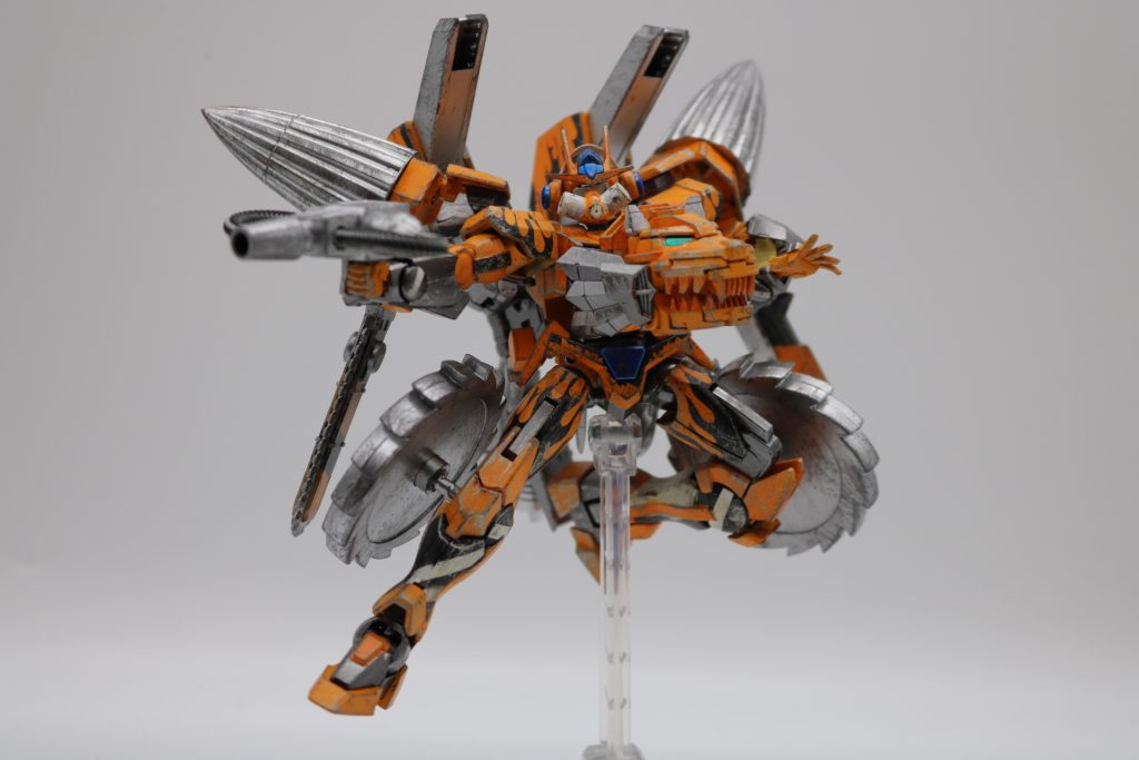 レーザートーチアッグのクチバシについているレーザートーチ。充電ケーブルを付けてスケール違いによる過剰出力による自壊を防ぐ