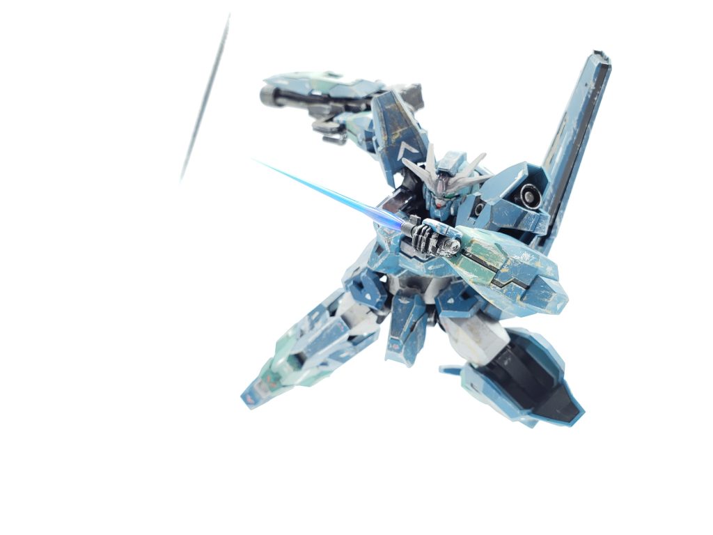 ビームサーベルを抜刀して斬りかかる