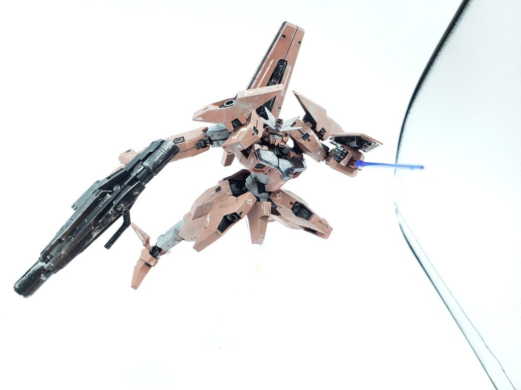 腕のサーベルで突き攻撃をするポーズ