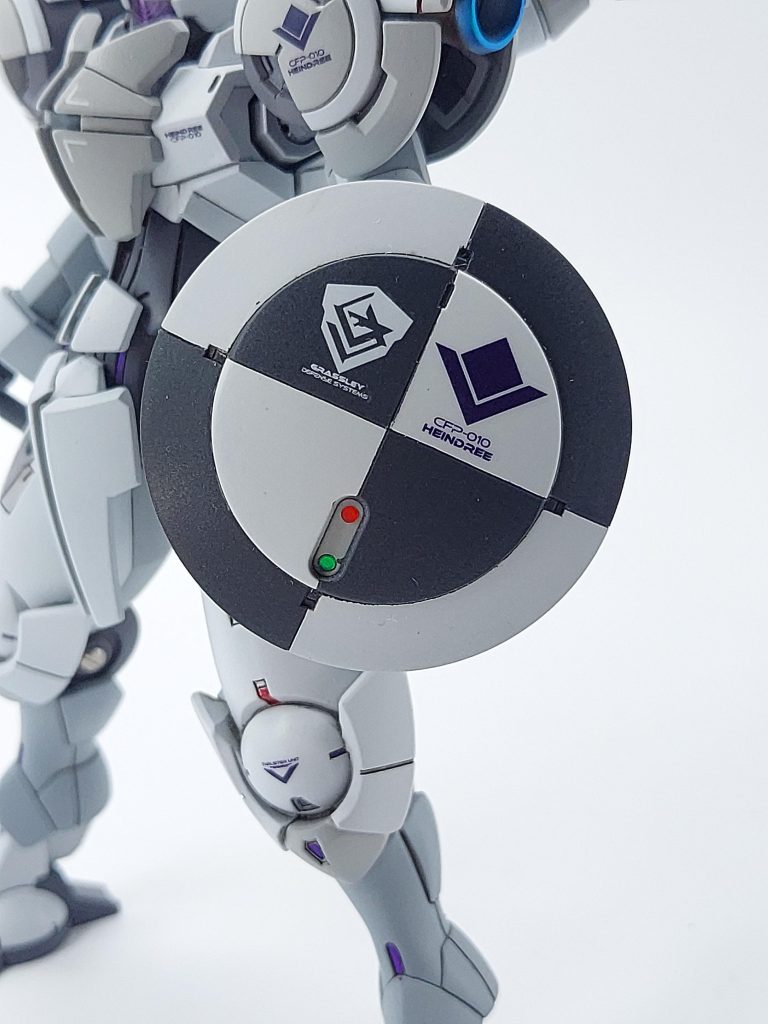 盾中世の盾っぽく、塗り分けとデカールで仕上げました赤と緑のシールは盾以外にも部分的に、カスタマイズマテリアルの3Dメタリックシールを貼ってます