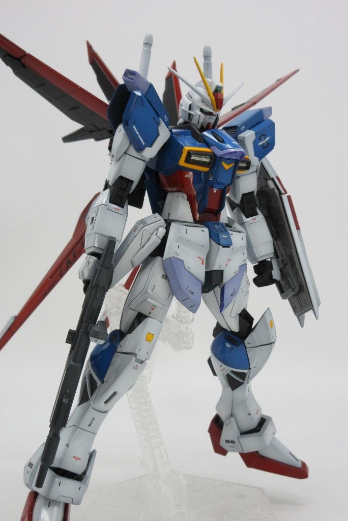 アンクルガードも1㍉マシマシ、幅も広げてます、スリッパはフレームを2㍉詰めて種系ガンダムの劇中や他立体物のように纏足気味にみえるよう調整