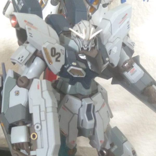 I discovered the arm parts were actually done in a medium gray color on the mobile suit so I repainted them. It's a near perfect match now （1枚目）