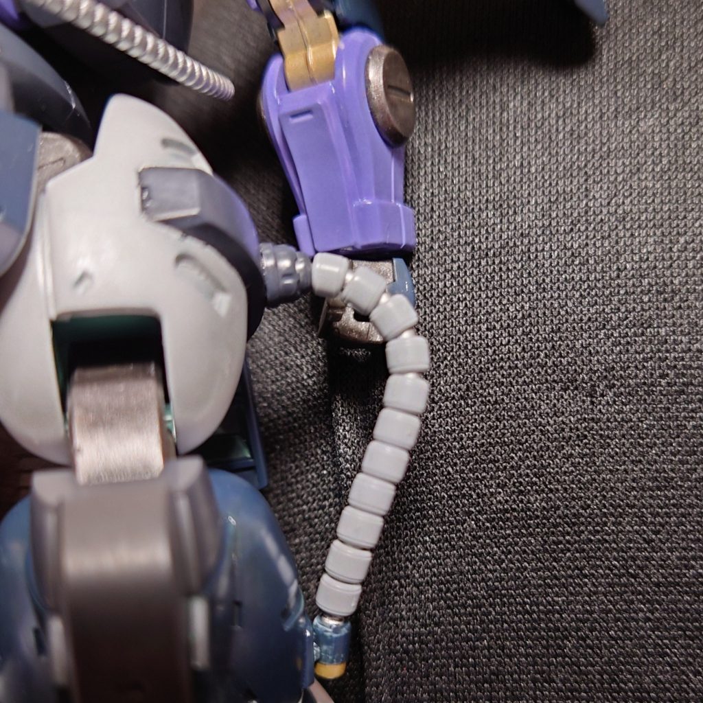 ビルダーズパーツHDのパイプ、スパイク、バーニアを使いました。特にパイプは基部の取り付け、軸の長さの調整に苦労しました。パイプパーツが床に散らばった時は時間が一瞬止まりました。接着すると以降の作業に支障が出るので、最後の最後まで接着できなかった点もストレスでした。