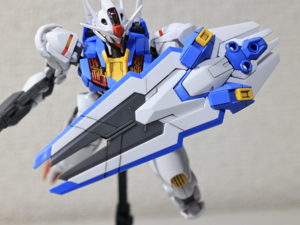 ガンビットをエスカッシャンの形状にした時の写真です。隙間なくカチッとはまるのは、さすがバンダイ!といったところでしょうか。