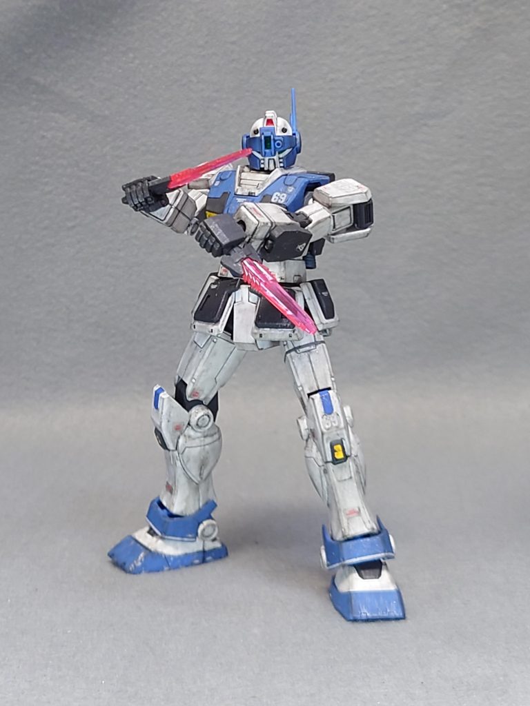 ついついダガー系の武器だとこんな構え方になってしまいがちですよね(^_^;)フェイスガードど可動出来ます。