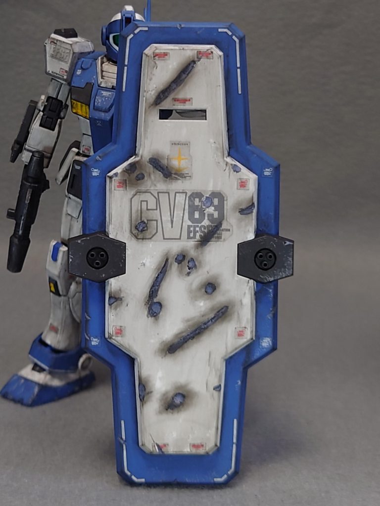 シールドのダメ痕はリューターで傷を付けたあとグレー系で塗装してスス汚れを周りに施しました。このシールド、持たせるにもなかなか苦労します(^_^;)シールド裏の中心にグリップあれば更にポーズの自由度が広がると思うのですが(｡ŏ﹏ŏ)