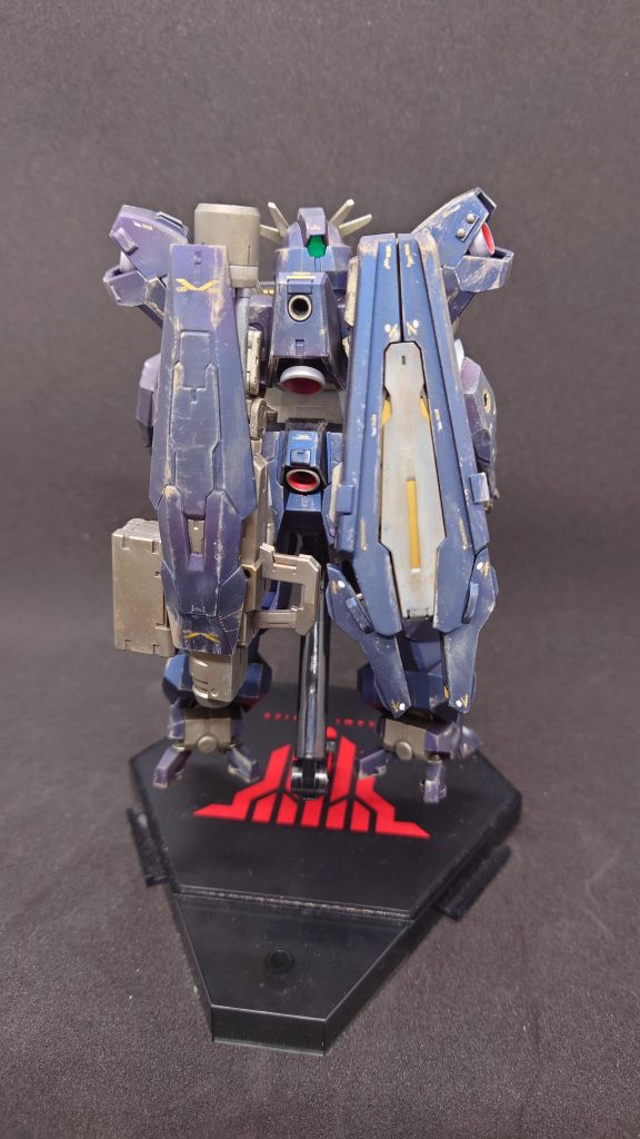 フェーズドアレイキャノンは逆側に取り付け、バランス取るために逆側にガトリングを背負わせました。もとのジョイントは角度が制限されるので、コトブキジョイントに変更しました。