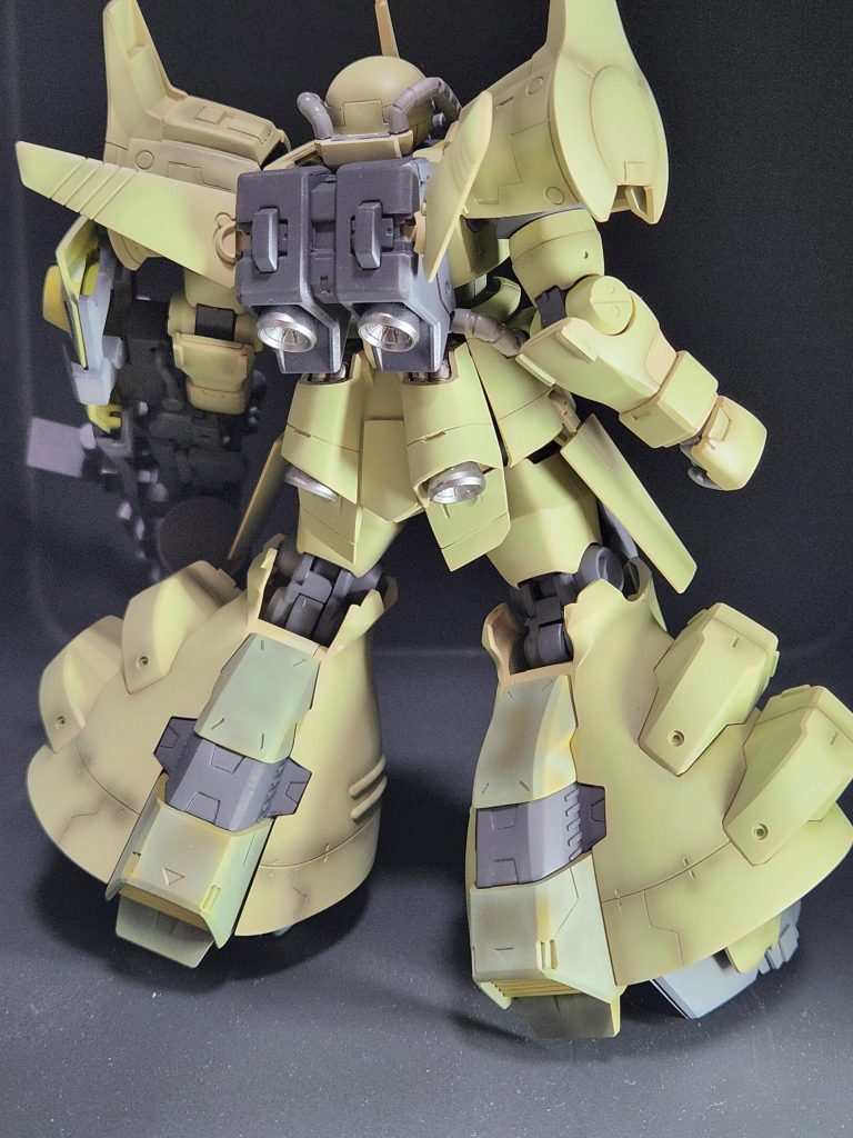 工作としては全体にスジボリ、プラバンによるディテールアップそれくらいです!塗装はバーニア部分をガンダムマーカーのメッキシルバー、下地にサンドイエローからのグラデーション塗装し、スモークグレーでのシャドウ吹きです!