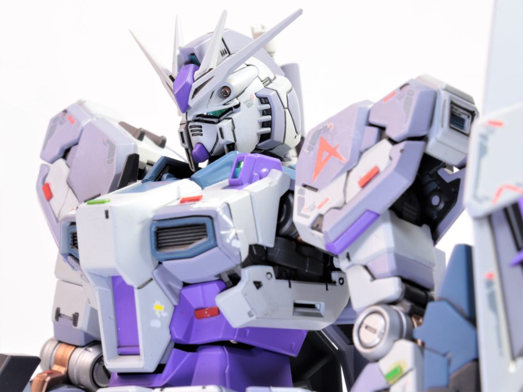 ドアップ。ツインアイやメインカメラは偏光テープとメタリックテープを組み合わせて少ない光でもキラッと光るよう加工