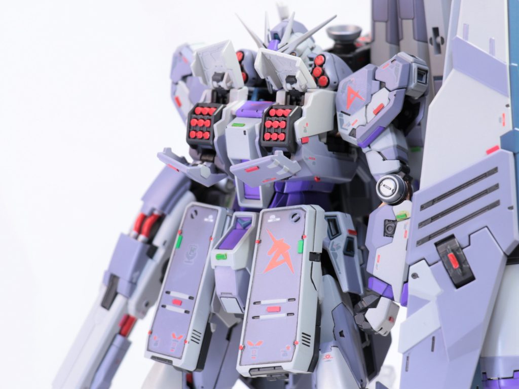 胸部収納のミサイルも塗り分け