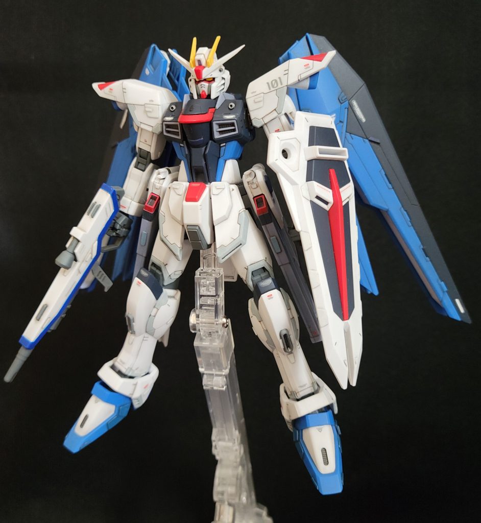 プラ板貼ったり、削ったり、スジボったり、そして部分塗装です。白などの明るい色は0.15でスジボリしてみたんですが、ディテールの仕上がりキレイ目になったような(過去作は0.2)。そして足首ガードを1mm幅増ししてます。見た目の安定感が、増してる気がします。