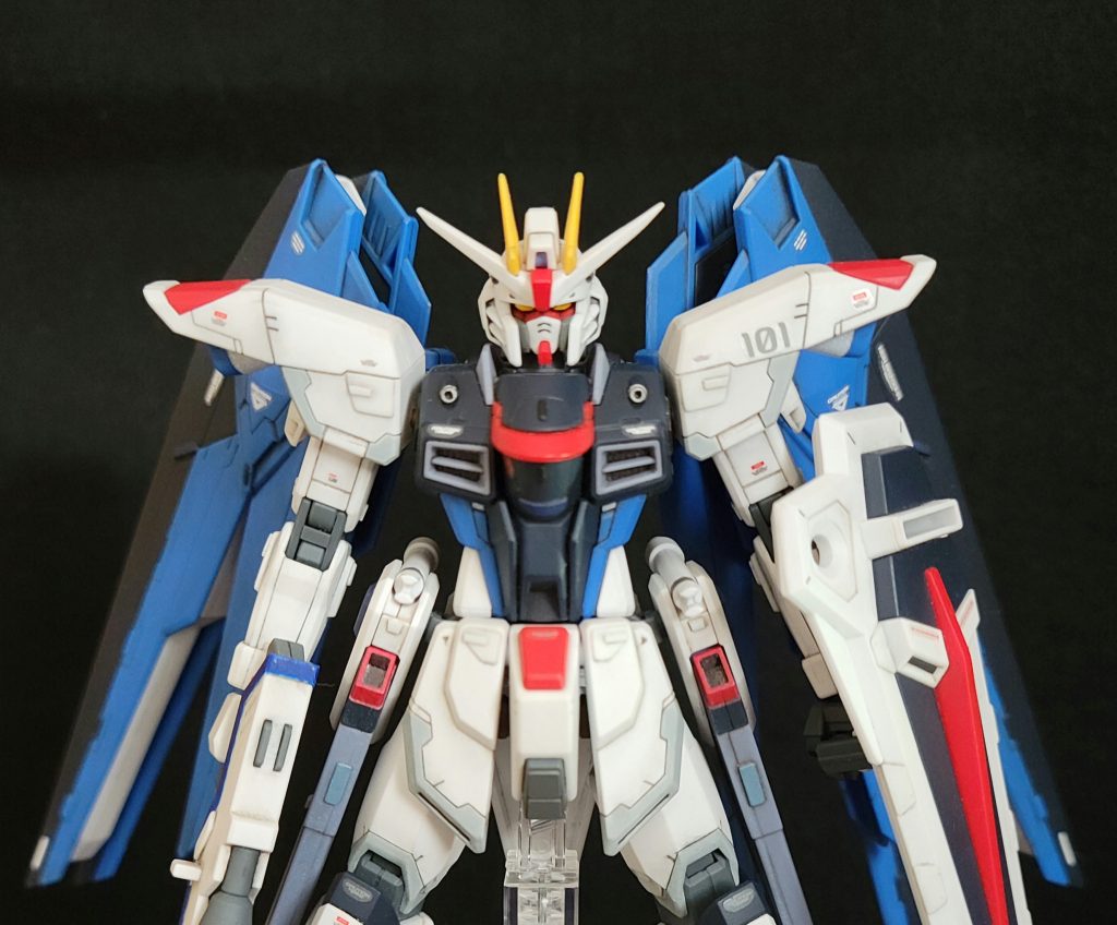 アンテナをシャープにし、頬も削りました。顔を上へ0.5mmほどスライドしてます。