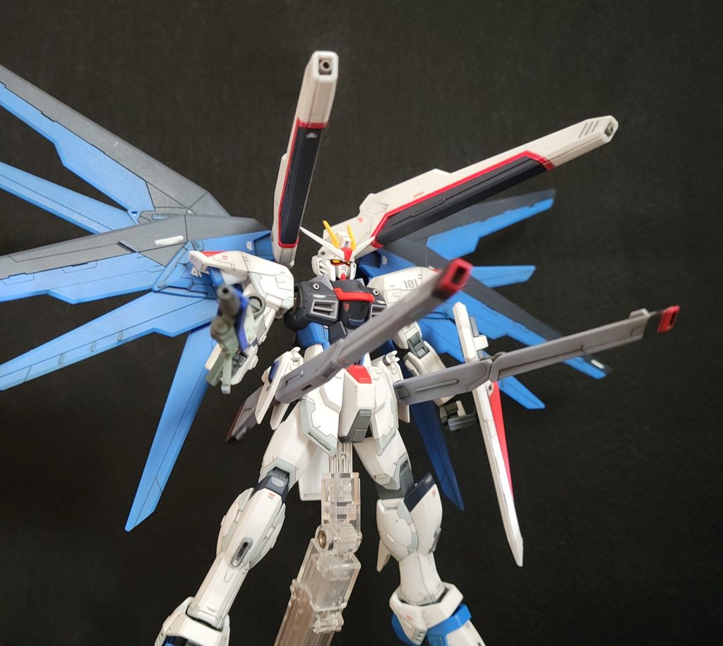 フルバースト！　ウイングを全開にし、全ての武器を一斉発射！　迫力！