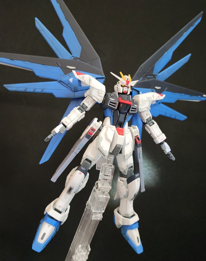 フリーダム！　とにかくカッコいい。サイズちっさくて、パーツも少なくて作りやすいです。SEED系ハマりそう…、て言うかハマるって思ったけど新し目のHGCEって作品数少ないんですね。作りたいMSが古めのHGばっかり…でもSEED系MS続けて作ったろっかなぁ。