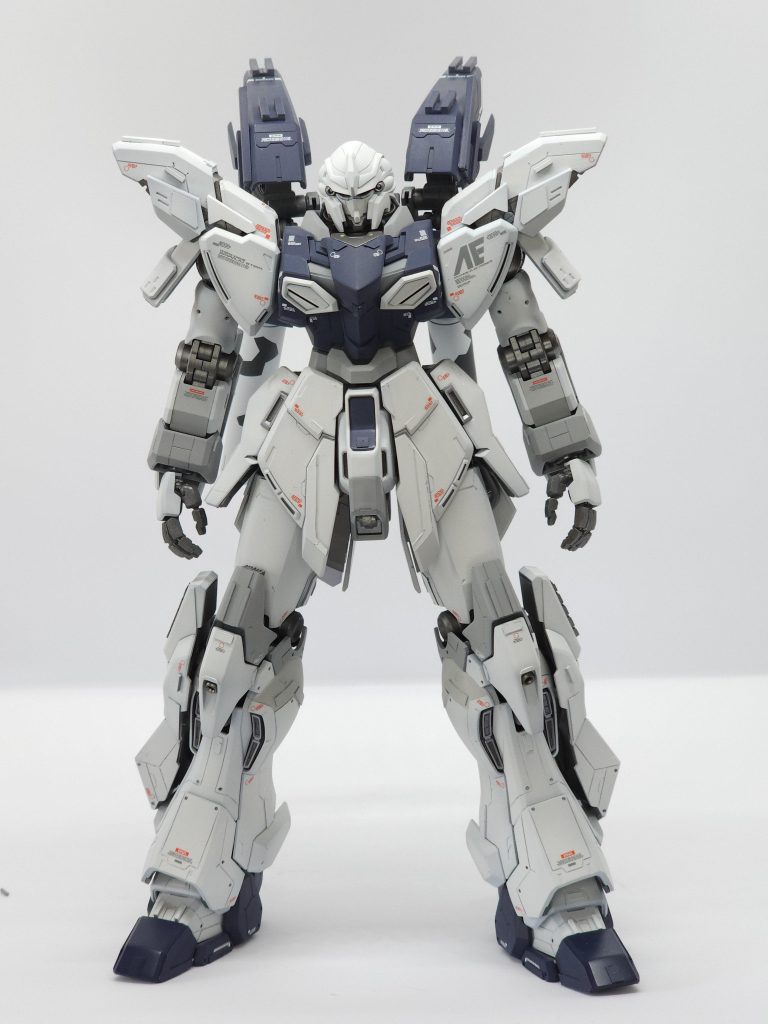 肩アーマー分割、フレームチラ見せ用に脚部装甲加工、各部シイタケ取り付け筋彫りプラ板追加してます。