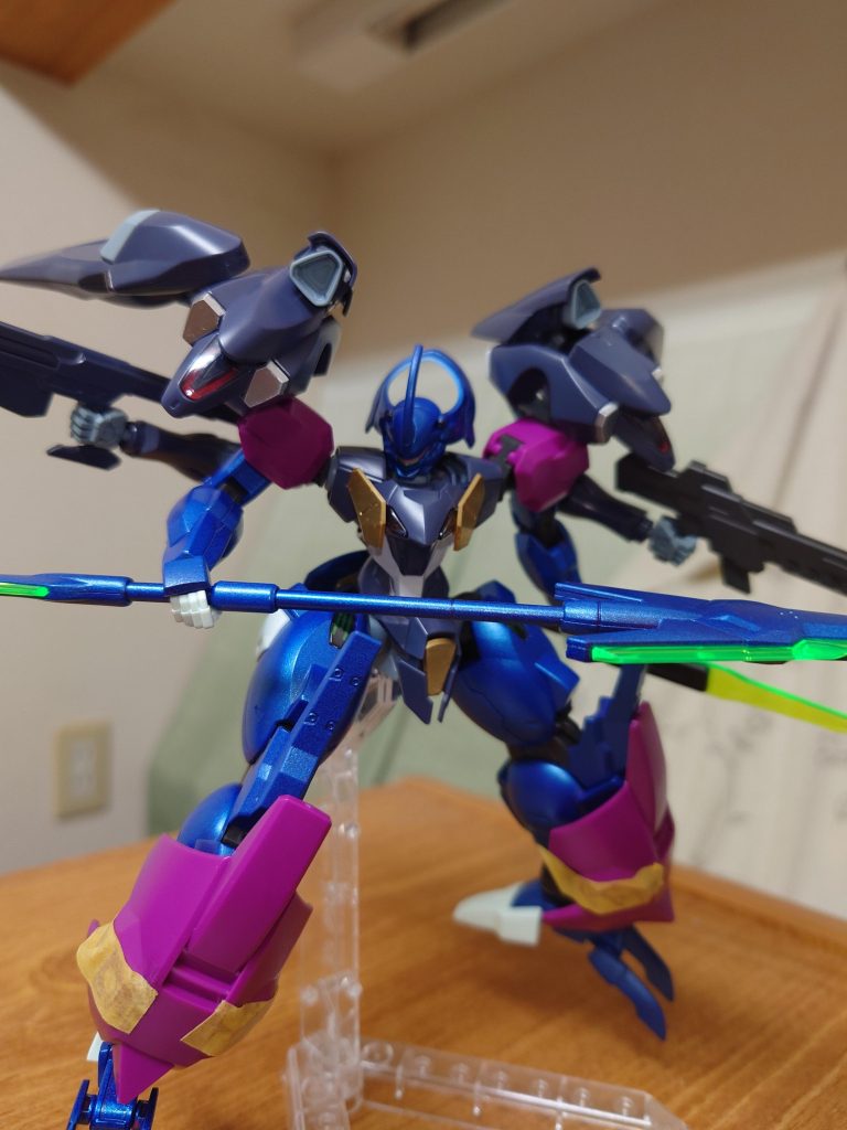 胴をファラクトにディランザの肩と交換。脚に太みを持たせたくてディランザの肩装甲を貼り付けてみました。背面にあった推進機？を肩に取り付け。