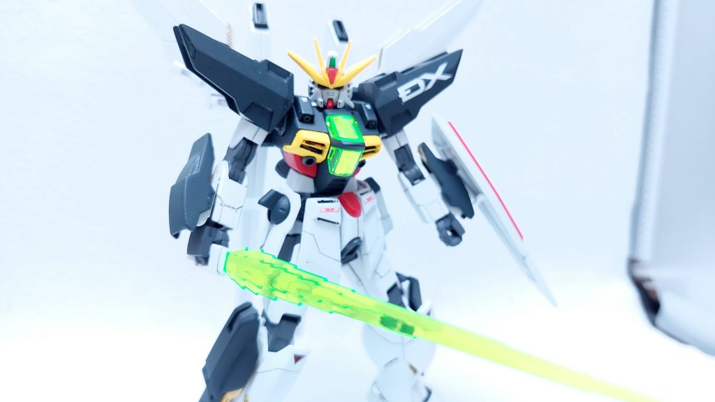 少年漫画的少年が乗るガンダムなので、あまりリアルに寄せたくないな……ということで、デカールはキットに初期から付いてるマーキングシールをイメージする程度に抑えました。所持しているデカールに「DX」の文字列があったので、どうにか貼りたい気持ちがあったのも大きいです。