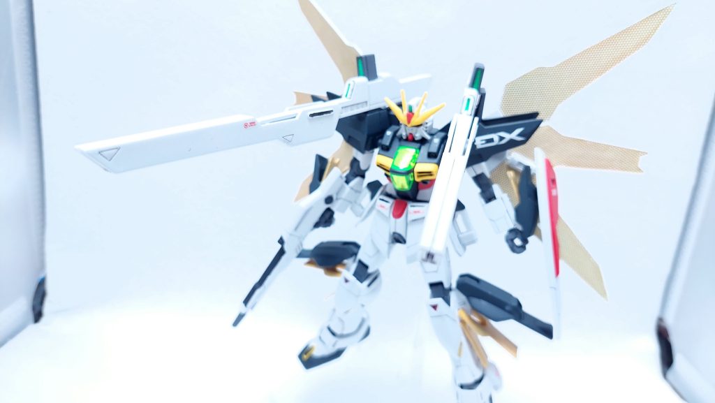 ツインサテライトキャノン発射形態。リフレクターパネルやエネルギーラジエータープレートはガンダムマーカーのMEPEホログラフィックイエローを使用しました。……が、リフレクターパネルは思ったほどキラキラしてくれず。凸凹があるためか? また、これらをつや消し部分より先に光沢トップコートで保護する工程があったため、ついでに各種センサーをガンダムマーカーアイセンサーグリーンで塗装して一緒に光沢トップコートしています(ツインサテライトキャノンのセンサーだけ忘れたので完成時にシール貼り)。それでもやっぱり、シールより若干暗いかな?