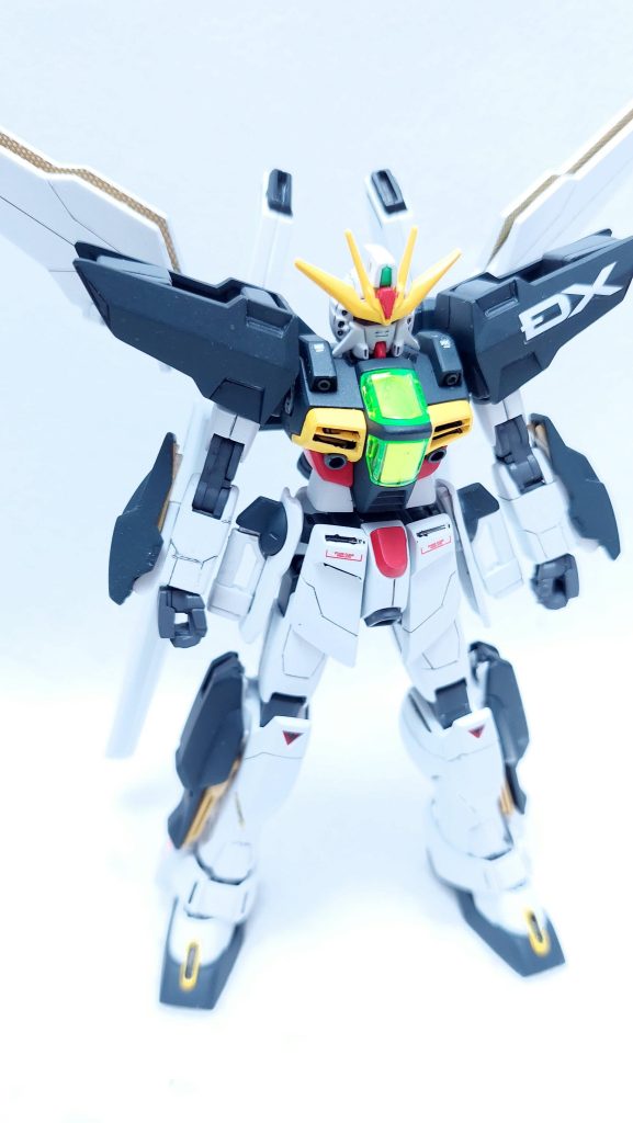 「機動新世紀ガンダムX」後半主役機であるガンダムダブルエックス。今回はいわゆる面出し、エッジ出しに挑戦してみました。成形段階では安全のため丸くなってたり二段にしてある部分をヤスリやデザインナイフで削って角にする作業ですね。デザインが比較的シンプルで作業がそこまで煩雑にならないこと、またそれ故に効果が分かりやすそうだと言うのが選定の理由です。