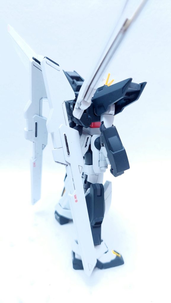 やってみた結果ですが、ガンプラの輪郭がすごくクッキリしたなというのが一番の印象です。各パーツの存在感が全然違うし、そのためか塗装も塗料が変わったかのような錯覚すらある。いつものようにスプレー缶メインなんですが。時間はそれなりかかったはずですが、ゲート処理で番手の違うヤスリを都度都度持ち替えて作業するよりこちらの方が集中できた気もします。無心になれる。