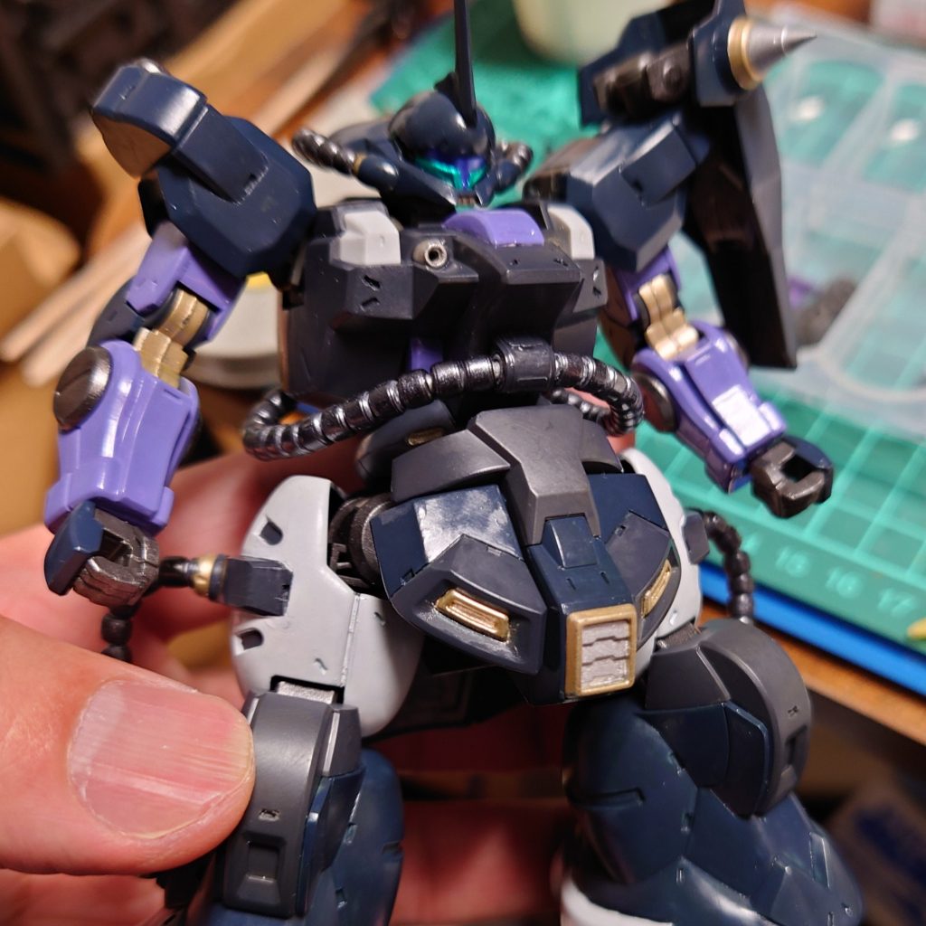 塗装は大半は水性ホビーカラーの筆塗り、細部はエナメルとガンダムマーカーを併用しました。水性ホビーカラーのネイビーブルーがだいぶ緑寄りでイメージと合わず調色して塗り直しました。パープルも最初はレイ・ザ・バレルのパープルにしてみたらピンク寄りで可愛すぎたのでこちらも調色してやり直しました。調色はこれまであまりやったことなくかなり試行錯誤しました。色替えは、某高機動型機のオマージュですが、思った以上に楽しく、仕上がったときはテンション上がってしまいました。