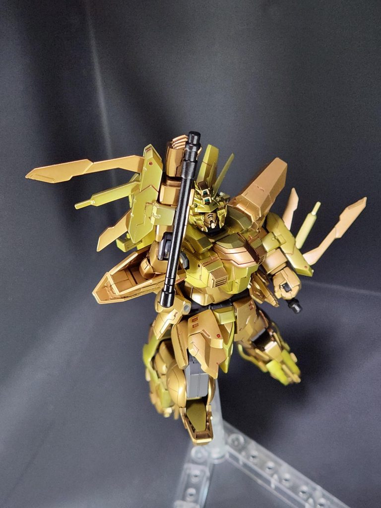 顔はブレイジングマスクのパーツの口当てをカットし、フリーダムの顔を移植、肩のパーツの上部分をプラバンの0.5ミリで一回り大型化、あとはスジボリ追加とプラチップを切り貼りしてディテールアップしてます!