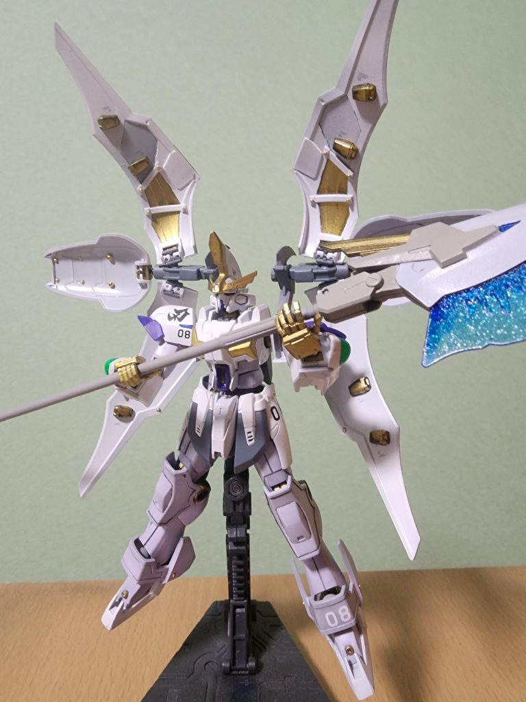 ただ設定通りだとちょっと寂しかったので肩の一部と腹部のメガソニック砲は塗り分けしました。ちなみにメガソニック砲はそのままだと寂しかったので市販のディテールアップパーツで大型化しました