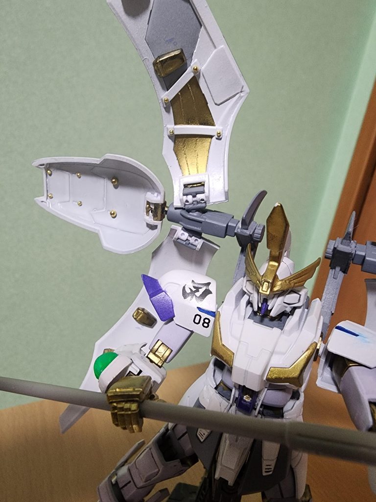 各部にアクセントとして100均のネイルアート用のゴールドパーツを埋め込んでます。