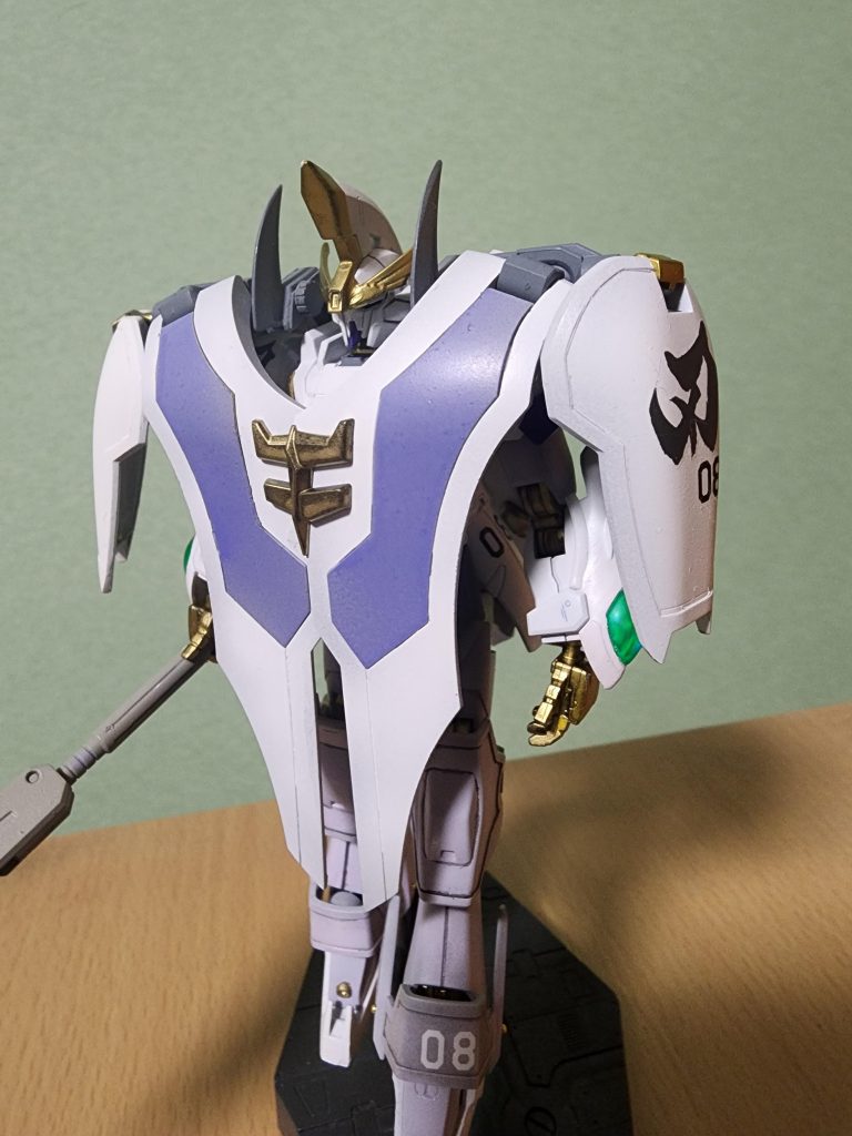 今回はなるべく基本設定に近い色で。をテーマに塗装しました。デカールは付属してないので手持ちの中から合いそうなものを選んで張り付けました。