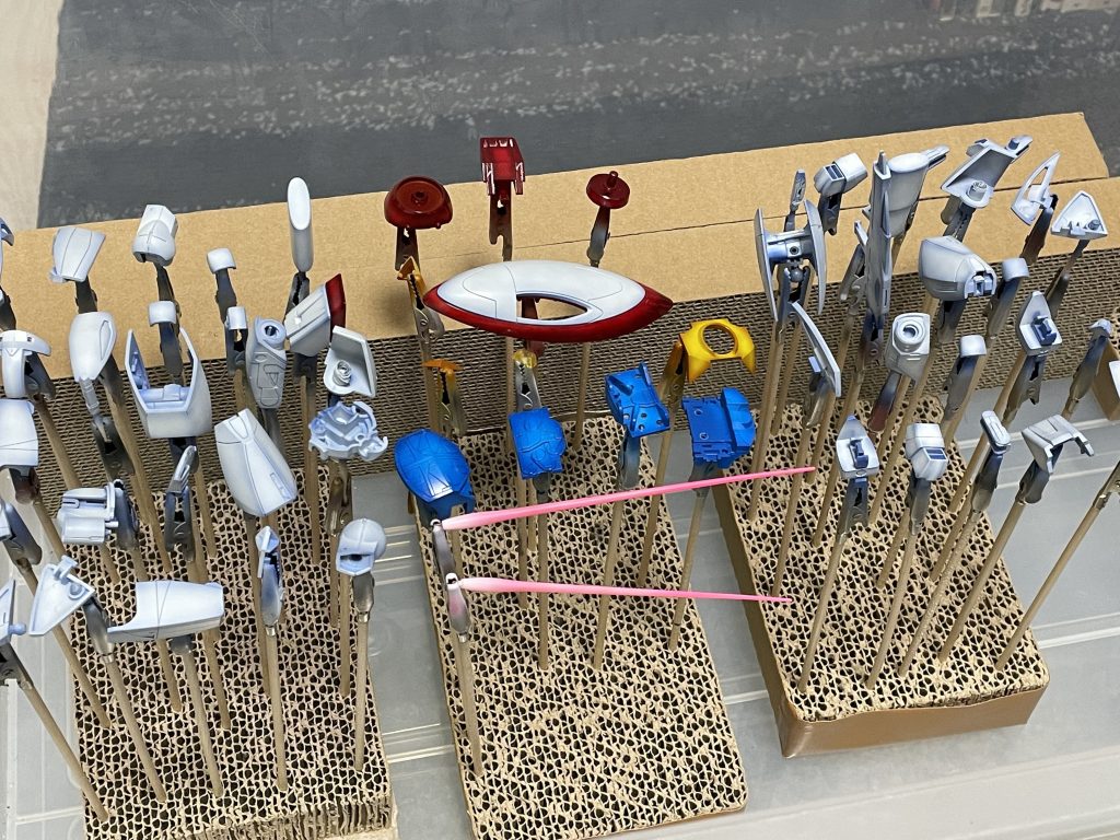 塗装中の画像。休日関係なく毎日7時～22時ぐらいまで労働してからの制作だったので、特に塗装なんかは５～６パーツ塗るだけでもかなりキツイものがありましたが、なんとかGW前までに完成できたのでホッとしてます。