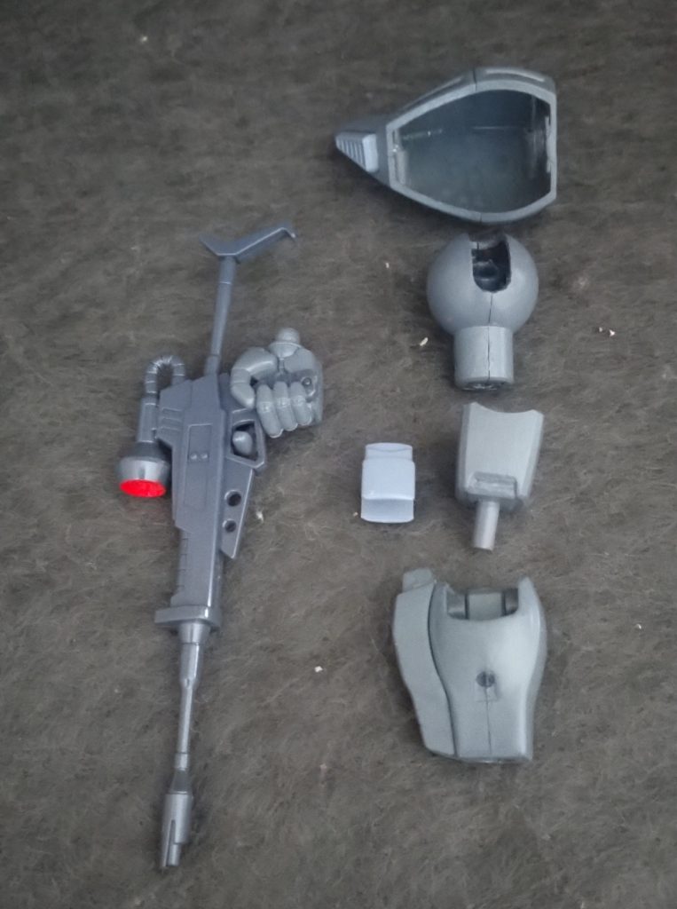 右腕のパーツ付け根と二の腕はゲルググ、肩アーマー(接続部分はゲルググ)と下腕はゲルググM 長さが短くなるので、二の腕の肘側部分にプラ板を貼って調整してます あと、接続方法も違うので、ゲルググMの接続で対処してます