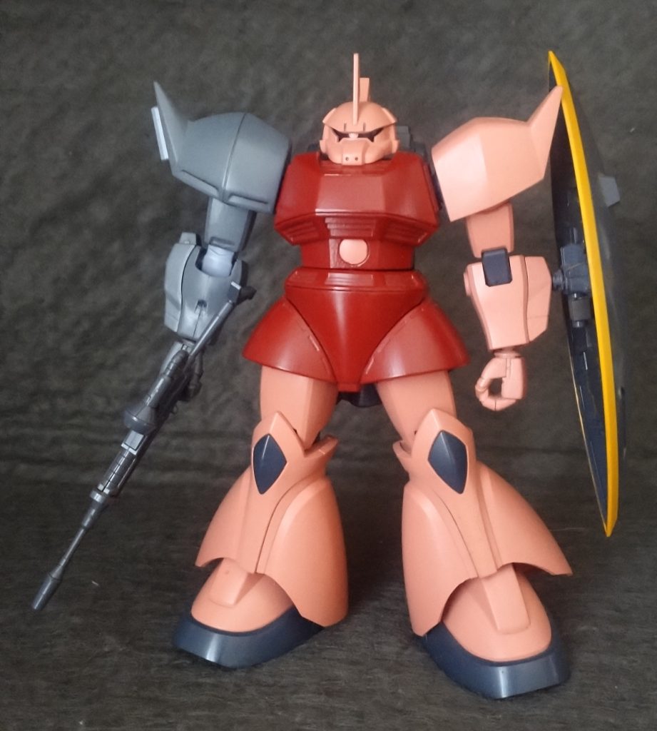 正面 右肩から腕はゲルググM、バックパックはジョニゲル(旧キット)のサンコイチです 分解してみたら、肩の軸を支えてるダボ穴にヒビが入っていたので、ダボ穴の外側を瞬間クリアパテで固めました ちなみに、モノアイは改修してません🤭