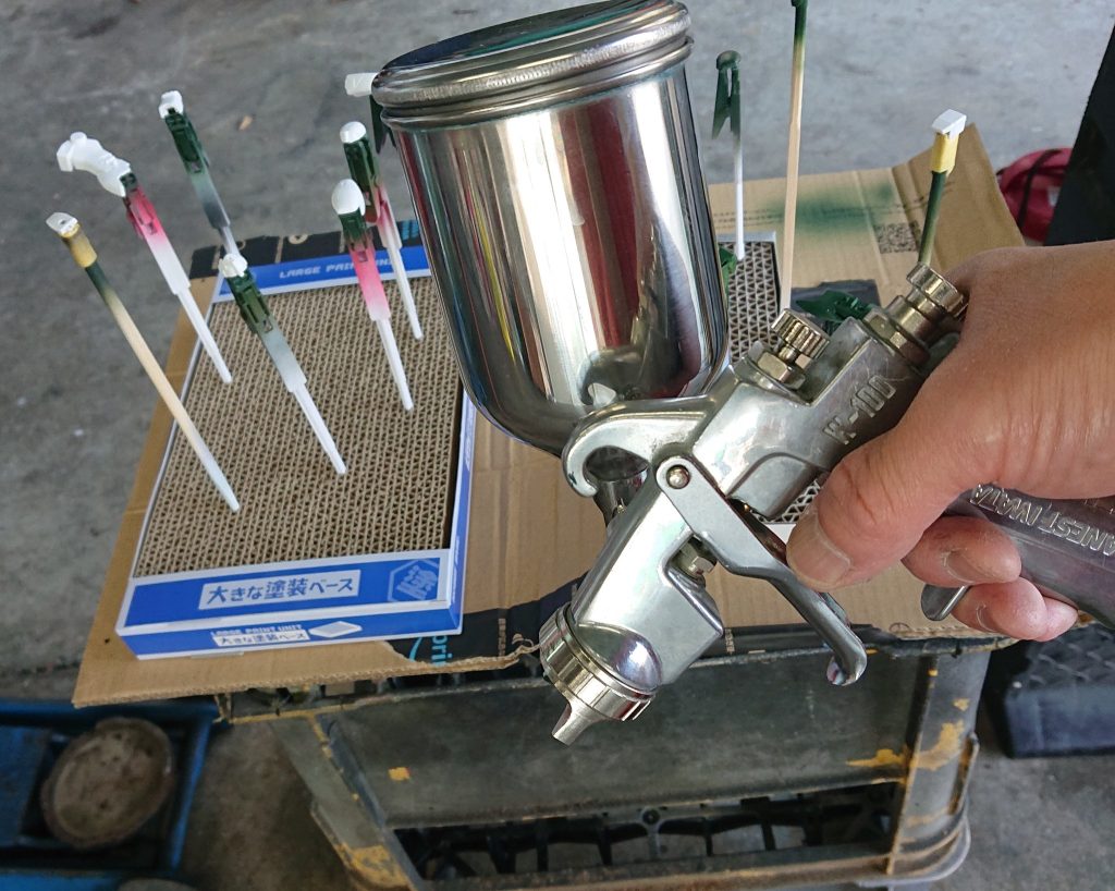 グリーンは車用塗料で塗装。コマンドケルディムと同じ色……グレーは成形色の部分とガンダムカラースプレーで塗装した部分とあります。ありがとうございました(^^)/