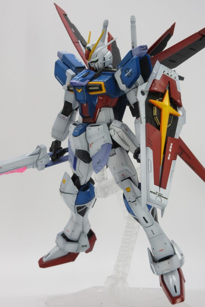 マスクは下顎の付近を丸み帯びるように削り悪者感を和らげてます肩、上腕部は全体的に0.5㍉プラ板で肉付け、付け根に1ミリスペーサーかまして延長