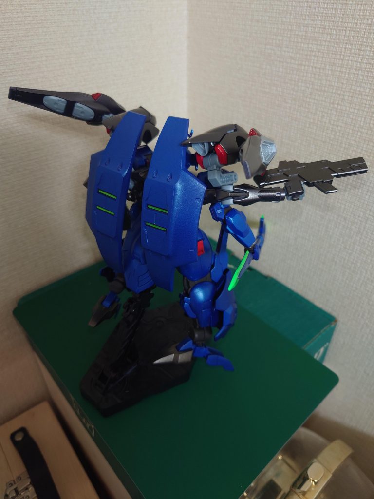 背面はカブトムシの甲羅をイメージ