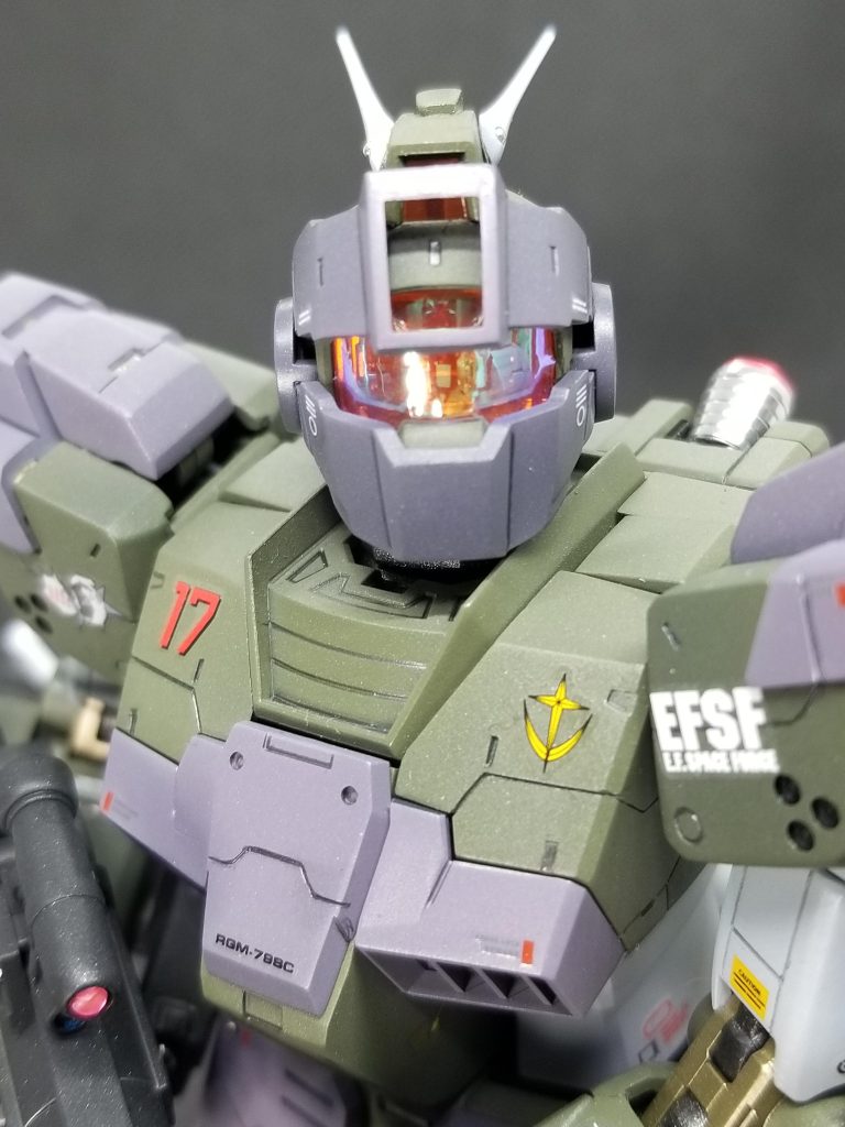 頭部アップ。これを作製中にたまたま見たふわとろ大尉さん(名前出してよかったかな?😅)の動画にハイキューパーツの偏光シールを貼るってのをやってまして、即ポチして(笑)便乗・実践してみました。なかなかなシブさですね~🥰よく見ると少しシワが入ってしまってるのはご愛敬ってことで🤣