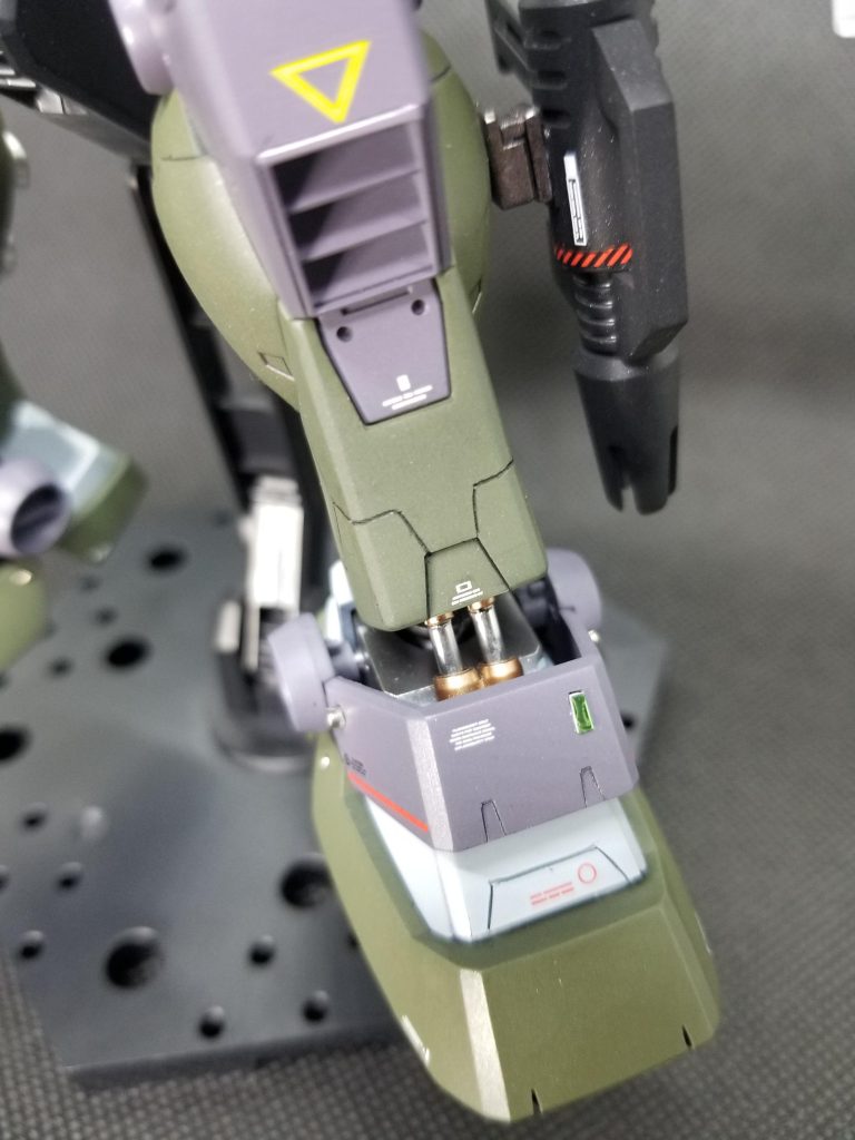 脚部アップ。ここが一番手が掛かりました。グリーンのセンサー的なところはプラ板にラピーテープを貼って細かくしたものを埋め込みました。あと足先にスリットを入れたのもちょっとした拘り😁スジ彫りの精度は…まだまだ修行が必要です😢