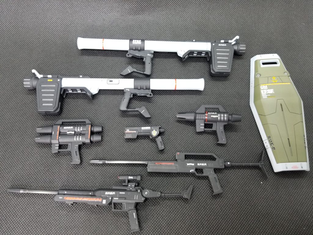 今回の武装類です。テネスは射撃を得意とする連邦軍のエースパイロットということなので、武装もワンオフ感を出す為にデカールでレッドラインを入れてみました     。で、なんでハイパーバズーカが二丁なのかって?それはですね…😏フフッ