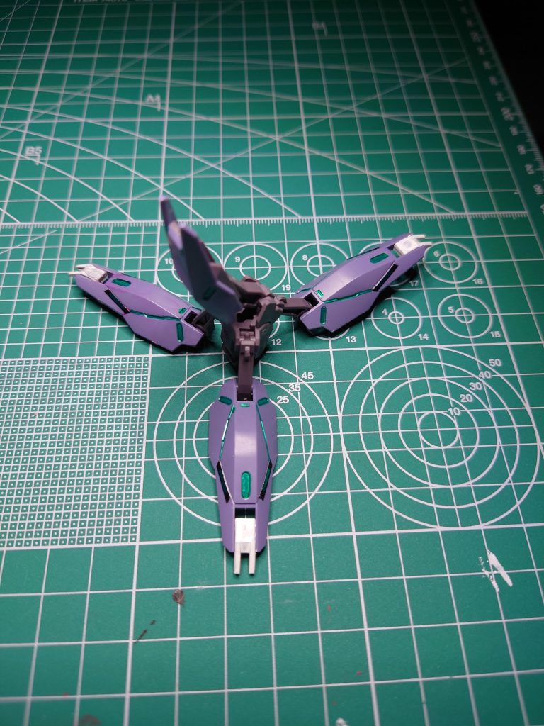 クローを牙に見立てて、内側シールの余りを目に落とし込んでみました。