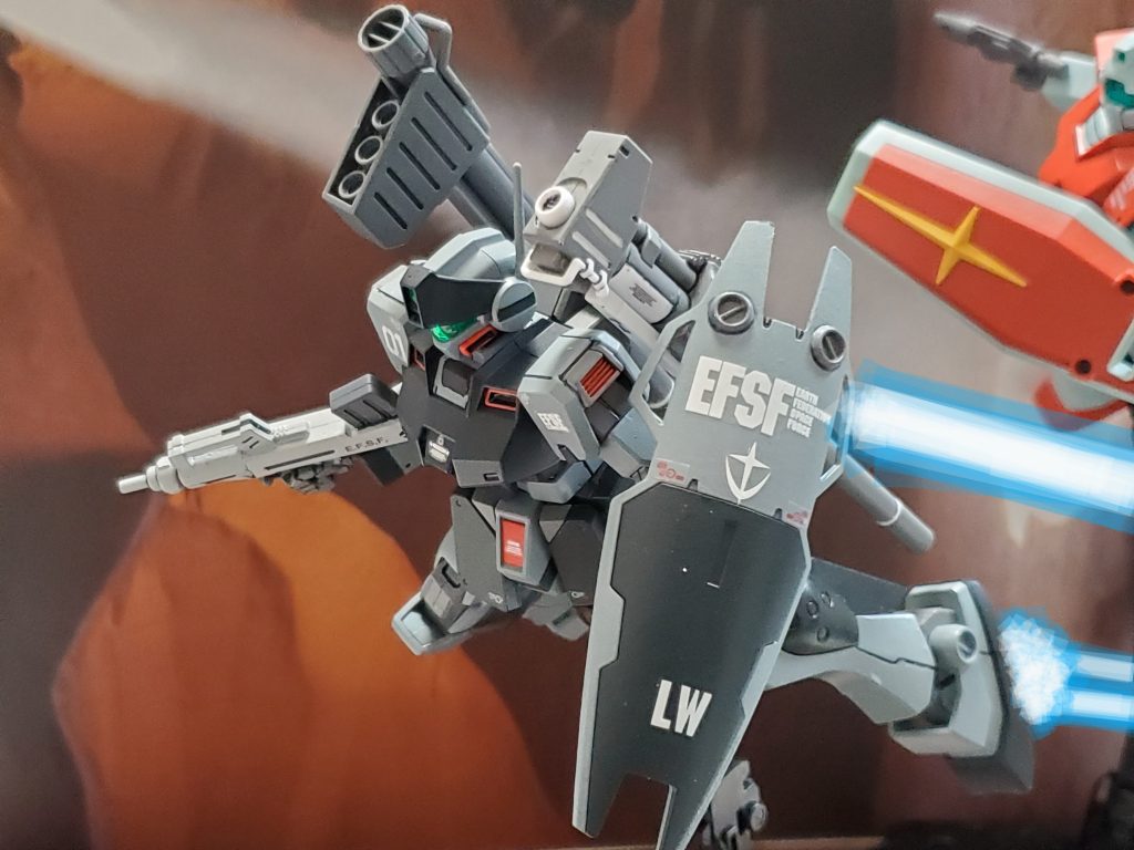 『ジム・スナイパーII』はジムシリーズ後期型の中でもエースパイロット用の高性能機種❗タイプBはバックパックに180㎜キャノン砲一門とウェポンラッチを標準装備✨作戦に応じた装備展開が可能である😔🎶リド・ウォルフ中尉はブルバップマシンガン、ハイパーバズーカを装備し守備隊と共に出撃👊✨