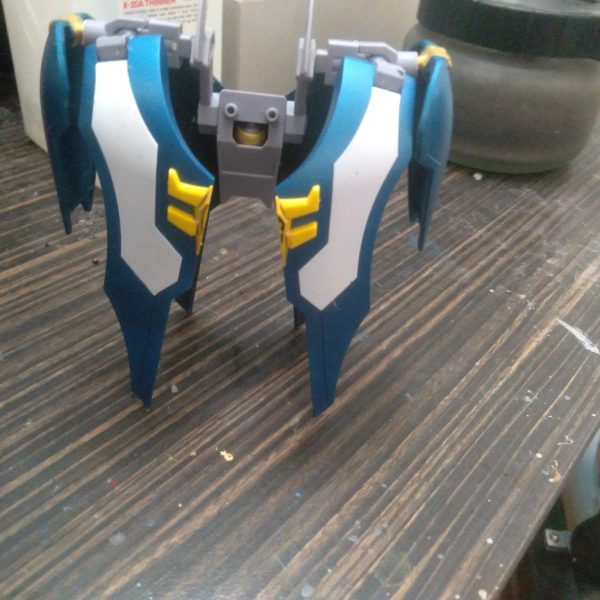 I wad bored so I picked up the Livelance Heaven cloak and gave it a new color scheme. The blue is metallic blue and the white is flat white. Both from Tamiya. I just noticed that center of the backpack looks like a smiling face, haha. 