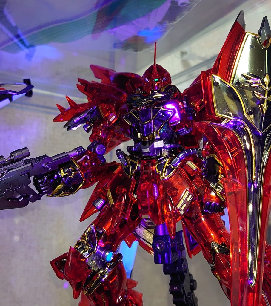 カメラアイ、バーニア内部、足関節など蛍光塗料で塗って味付けを。判りにくいですが、コックピットブロックもサイコフレーム風に緑に光ってます(外装付けると殆ど見えませんね)