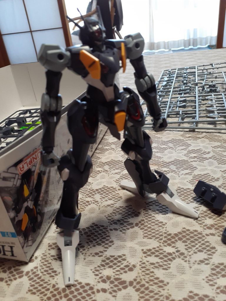 制作工程1 頭部、胴体、脚、腕を組んで墨入れを進めながら調整しています。