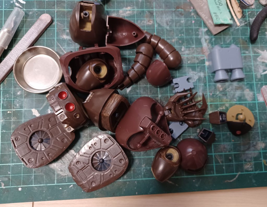 頭部&肩パーツ、胴体は無塗装で。(これが後々、悲劇をもたらすことに💧)