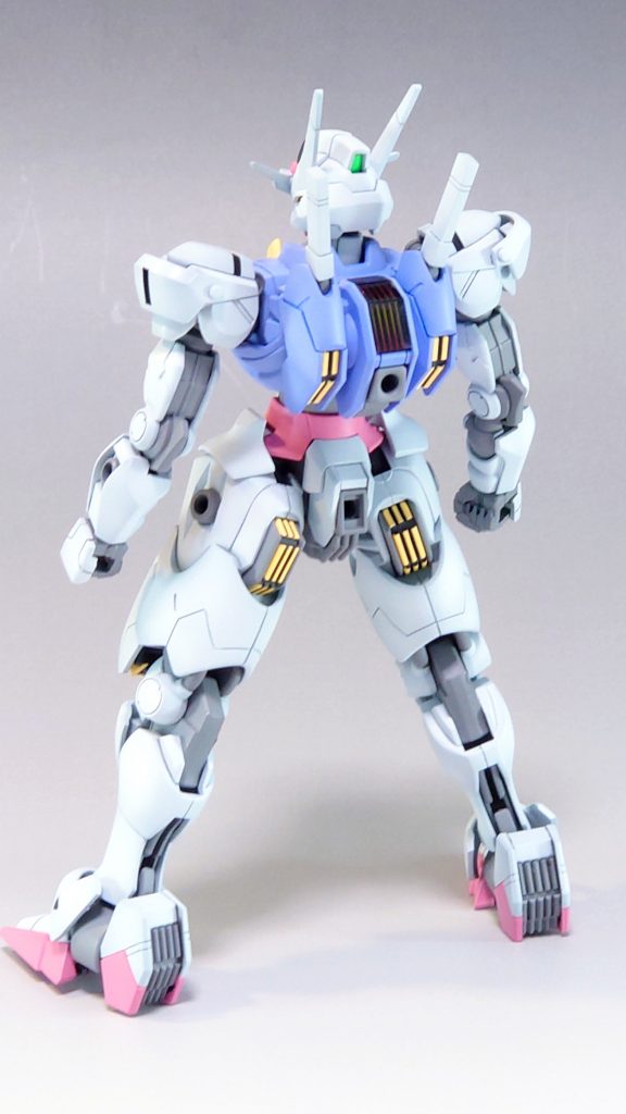 クリアパーツは説明書通り裏からキット付属のシールを貼ってます。