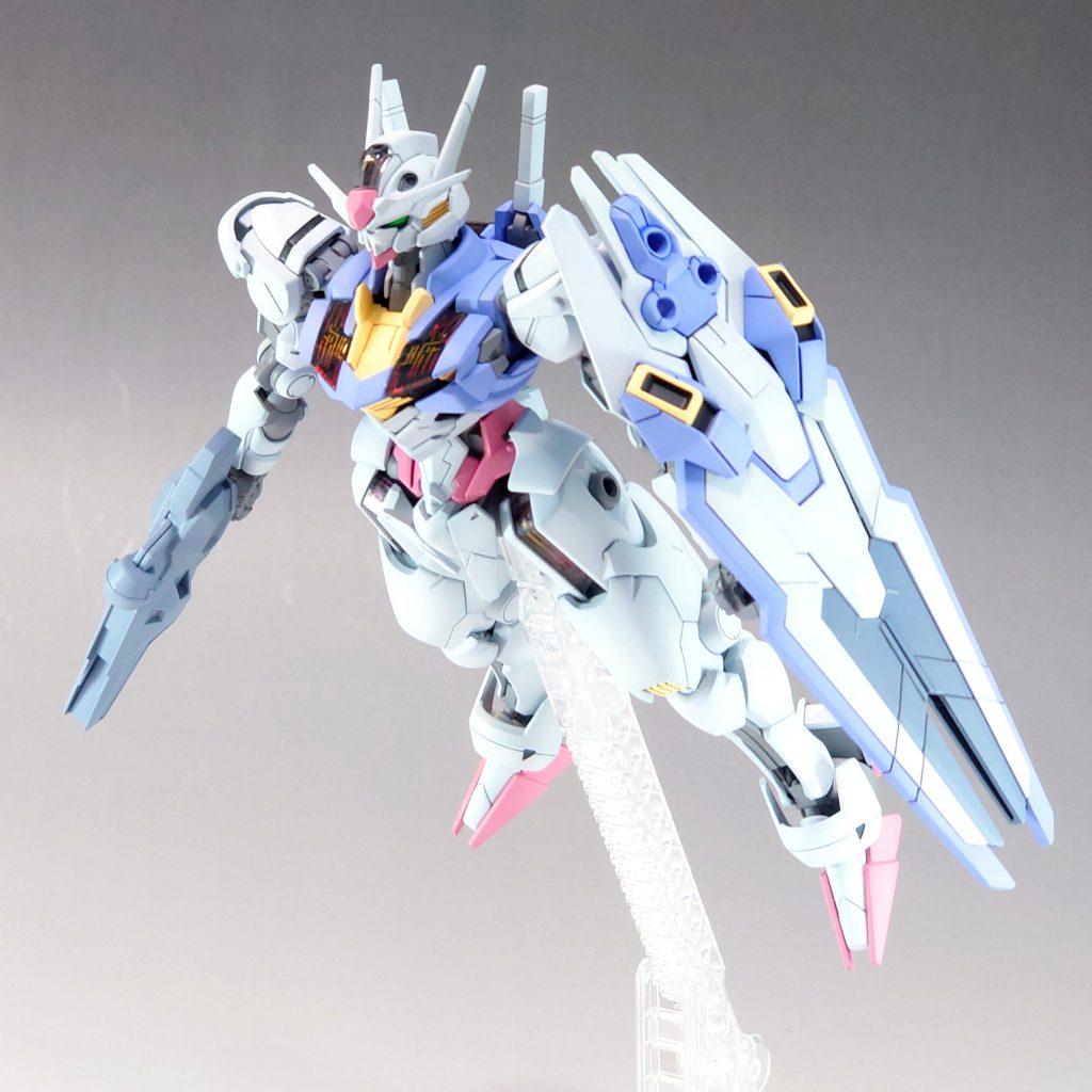 スミ入れも各色使い分け、ツインアイやカメラは蛍光グリーンで塗装しました。