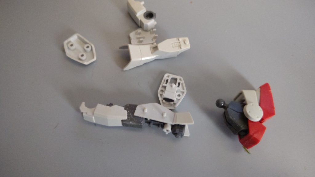 素組みパージしてゲート処理後墨入れと塗装同時進行