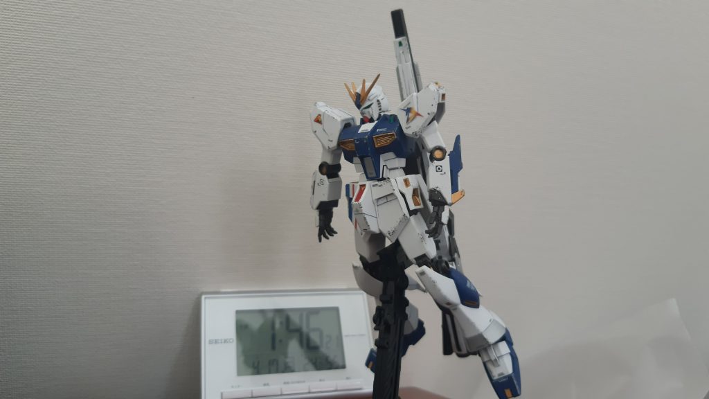 アクションベースで飾るより、ロングレンジ～を背もたれにして三点で支える方が安定して立ちます。実機の安定さが伺えます。