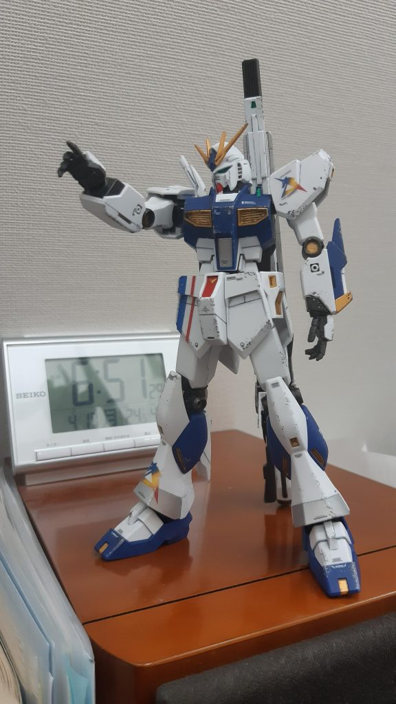 福岡版のカラフルなのが苦手で、イメージを壊さない程度に減色したのですが、付属シールを貼ったらどうしようもなくカラフルになってしまいました。