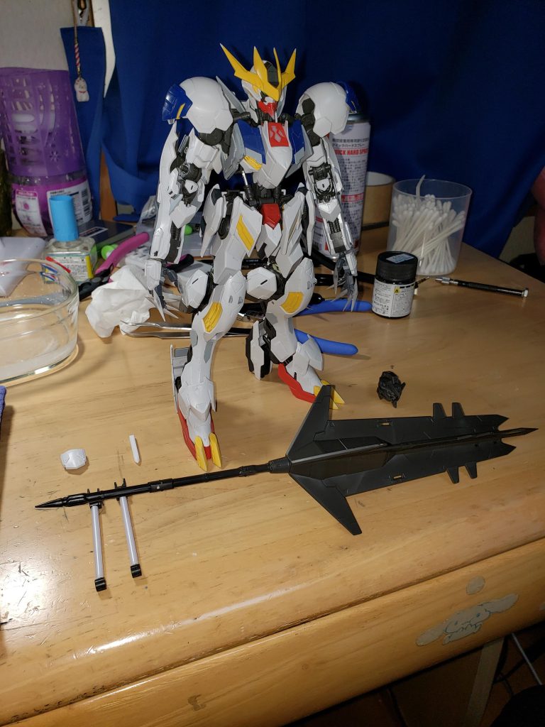 最終的にこうなりました。装甲の各所にプラ板を貼ったり、筋彫りったり。首のスタビライザーみたいなやつと、胴体横の装甲、腕、1部ピストンシリンダーの装着部、レクスネイルは全て自作です。本家とは結構形違いますよね。ちなみにレクスネイルは、最初に削り出しで1号レクスネイルを作ってそれで型をつくり、UVレジンを流し込んで形を気合と根性で整えて量産しました。ふくらはぎのスラスターは、MGバルバトスの情報量を利用したかったので、ルプスレクスのものとは形状が違いますが使用しています。今回のバルバトス制作はそういう箇所が結構あります。例えば上腕の装甲とか、股間の正面の装甲、テイルブレードの刃、リアアーマーがそうですね。